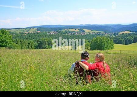 Couple en profitant de la vue en direction de Sankt Andreasberg, Harz, Basse-Saxe Banque D'Images