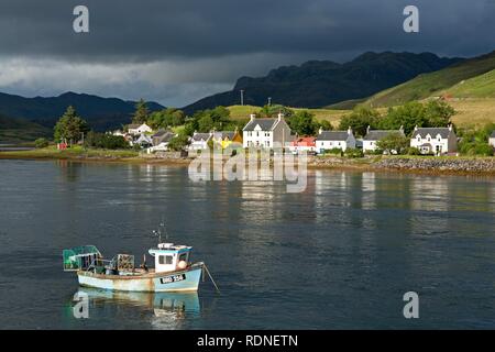 Des nuages de pluie au-dessus du village de Dornie à Loch Long, Ecosse, Royaume-Uni, Europe Banque D'Images