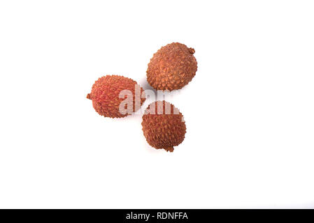 Le litchi, Lat. Litchi chinensis - prune chinoise - une petite berry aigre-doux, recouvert d'une peau croustillante. Isolé sur blanc. Copy space Banque D'Images