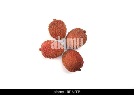 Le litchi, Lat. Litchi chinensis - prune chinoise - une petite berry aigre-doux, recouvert d'une peau croustillante. Isolé sur blanc. Copy space Banque D'Images