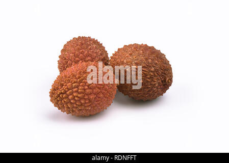 Le litchi, Lat. Litchi chinensis - prune chinoise - une petite berry aigre-doux, recouvert d'une peau croustillante. Isolé sur blanc. Copy space Banque D'Images