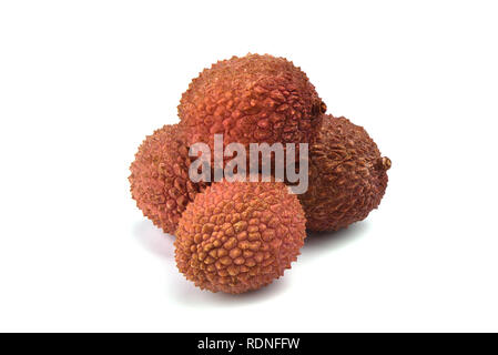 Le litchi, Lat. Litchi chinensis - prune chinoise - une petite berry aigre-doux, recouvert d'une peau croustillante. Isolé sur blanc. Copy space Banque D'Images