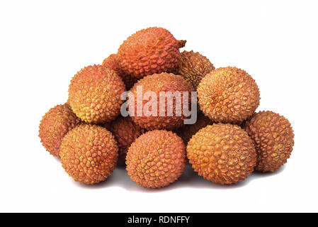 Le litchi, Lat. Litchi chinensis - prune chinoise - une petite berry aigre-doux, recouvert d'une peau croustillante. Isolé sur blanc. Copy space Banque D'Images