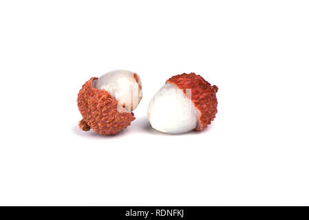 Le litchi, Lat. Litchi chinensis - prune chinoise - une petite berry aigre-doux, recouvert d'une peau croustillante. Isolé sur blanc. Copy space Banque D'Images