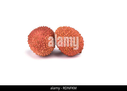 Le litchi, Lat. Litchi chinensis - prune chinoise - une petite berry aigre-doux, recouvert d'une peau croustillante. Isolé sur blanc. Copy space Banque D'Images