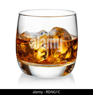 Verre de whisky et de glace isolated on white Banque D'Images