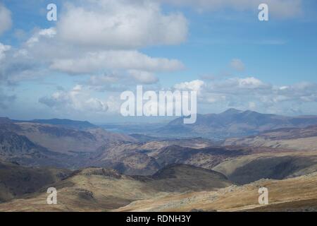 Vue depuis le sommet d'élever en Cumbria, Angleterre (Lake District). Aperçu du lac Bassenthwaite et Derwent Water ; Skiddaw mountain range, Banque D'Images