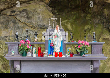 Belle image d'une petite chapelle dans une grotte naturelle avec la statuette de la Vierge de Lourdes, à Vielsalm dans les Ardennes Belges Banque D'Images