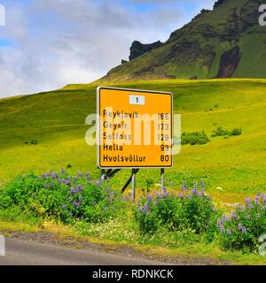 Panneau de signalisation, les distances sur la rocade, Hringvegur, Þjóðvegur 1, route nationale 1, Vik, Vík í Mýrdal, Suðurland, Sudurland Banque D'Images