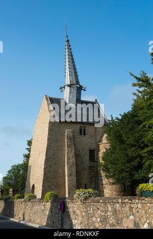 Eglise avec tour penchée, Chapelle Saint-Gonéry, Plougrescant, Côte de Granit Rose, Côtes d'Armor, Bretagne, France Banque D'Images