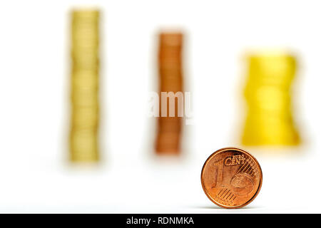 Close up d'un Euro cent et des piles de jetons sur un fond blanc Banque D'Images