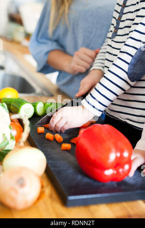 La préparation de légumes dans la cuisine Banque D'Images