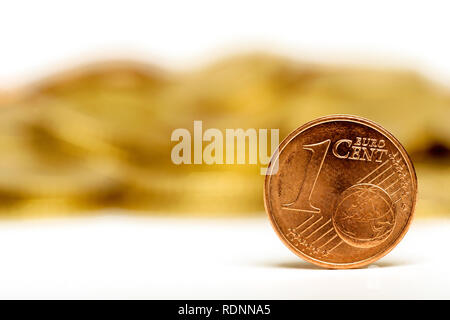 Close up d'un Euro cent et des piles de jetons sur un fond blanc Banque D'Images