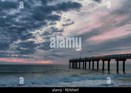 Lever du soleil à la Saint Augustine Beach Pier, ou de Saint Johns County Ocean Pier, à Saint Augustine, Floride Banque D'Images