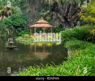 Gazebo le long étang en vertu de l'arbre de chêne à Washington Oaks Gardens State Park à Palm Coast, en Floride Banque D'Images