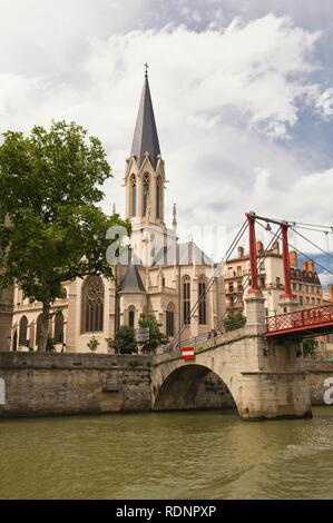 L'église et la passerelle Saint Georges, Lyon, France, Europe Banque D'Images