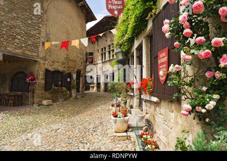 Rue Pavée, la Cité Médiévale de Pérouges, France, Europe Banque D'Images