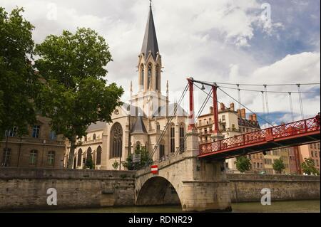 L'église et la passerelle Saint Georges, Lyon, France, Europe Banque D'Images