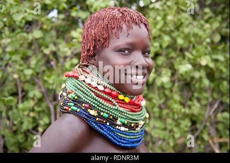 Les Nyangatom, Bume ou Buma fille avec colliers de perles, vallée de l'Omo, Ethiopie, Afrique Banque D'Images