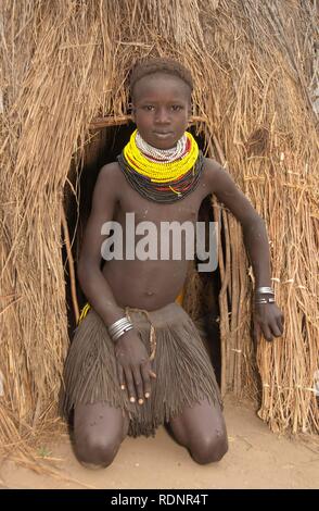 Les Nyangatom, Bume ou Buma fille devant sa hutte, vallée de l'Omo, Ethiopie, Afrique Banque D'Images