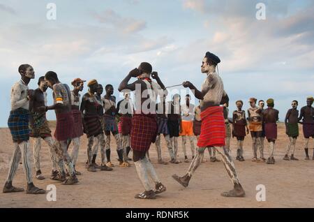 Les Nyangatom, Bumi, cérémonie danse tribale de la vallée de la rivière Omo, Ethiopie, Afrique, Banque D'Images