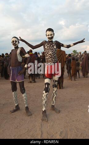 Les jeunes Les Nyangatom, Bumi, les garçons avec visage peint, vallée de la rivière Omo, en Ethiopie, l'Afrique Banque D'Images