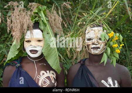 Deux femmes Surma avec peintures corporelles, Kibish, vallée de l'Omo Valley, l'Éthiopie, l'Afrique Banque D'Images