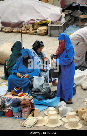 Les femmes musulmanes voilées ou femme marocaine en burqa Shopping dans le souk ou marché Marrakech ou Marrakech Maroc Banque D'Images