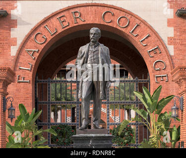 Statue de Henry Morrison Flagler en dehors de la Ponce de Leon Hotel sur la rue King sur le campus de Flagler College, au centre-ville de Saint Augustine, Floride Banque D'Images