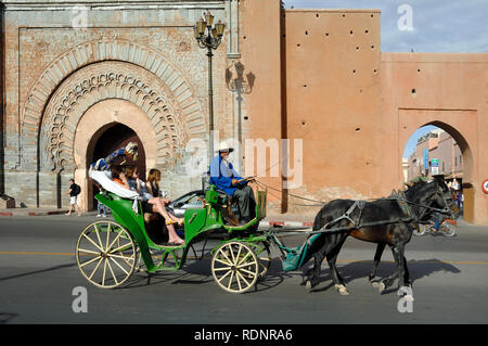 Les touristes de prendre un tour dans un cheval et le transport en face de Bab Agnaou porte de ville ou de la ville Marrakech ou Marrakech Maroc Banque D'Images