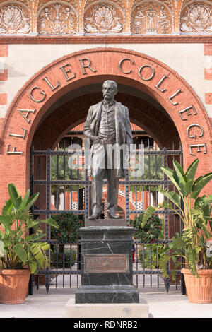 Statue de Henry Morrison Flagler en dehors de la Ponce de Leon Hotel sur la rue King sur le campus de Flagler College, au centre-ville de Saint Augustine, Floride Banque D'Images