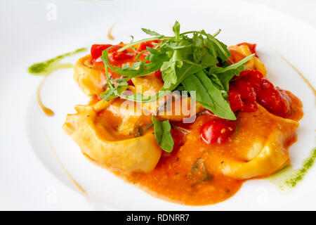 Tortellini à la sauce tomate Banque D'Images