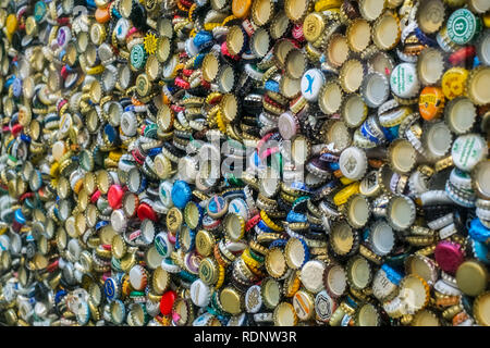 Arrière-plan de capsules de bouteilles de bière, un mélange de différentes marques européennes Banque D'Images