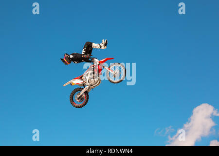 Moto Racer sur participe au cross-country de motocross en vol, sauts et prend son envol sur tremplin contre ciel. Concept active reste extrême. Banque D'Images