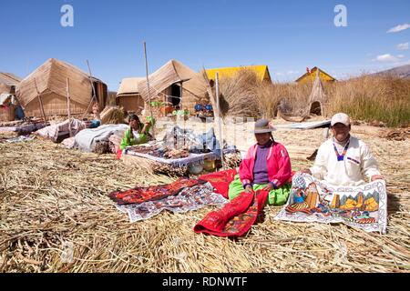 L'Île flottante Uro, Lac Titicaca, Puno, Pérou, Amérique du Sud Banque D'Images