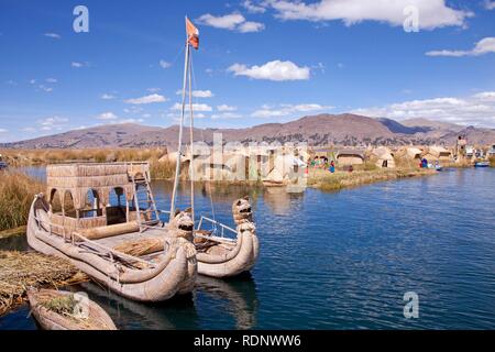 Îles flottantes Uros, Lac Titicaca, Pérou, Amérique du Sud Banque D'Images