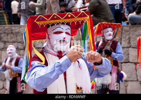 Un homme portant un costume traditionnel lors d'un défilé à Aguas Calientes, Pérou, Amérique du Sud Banque D'Images