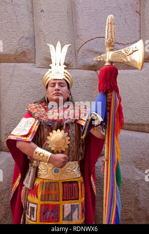 L'homme local agissant comme un guerrier Inca à Calle Hatun Rumiyok, Cuzco, Pérou, Amérique du Sud Banque D'Images