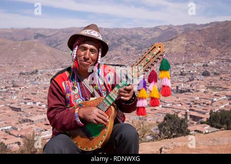 Musicien vêtu d'un costume traditionnel, Cuzco, Pérou, Amérique du Sud Banque D'Images