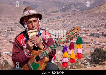 Musicien vêtu d'un costume traditionnel, Cuzco, Pérou, Amérique du Sud Banque D'Images