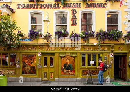 Le célèbre pub Half-penny Bridge at Temple Ba, Dublin, République d'Irlande, Europe Banque D'Images