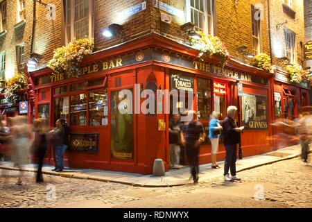 Le célèbre pub de Temple Bar, Dublin, République d'Irlande, Europe Banque D'Images