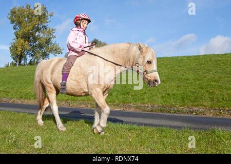 Young Girl riding a pony Banque D'Images