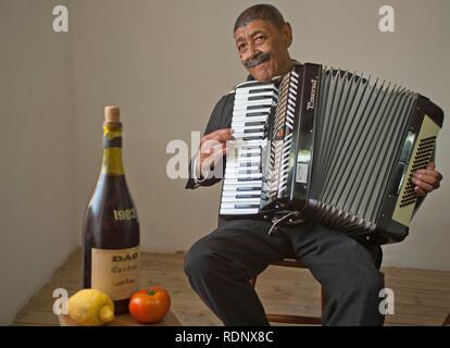 Portrait de Joao Nathis, 73, musicien ambulant, Lagos, Algarve, Portugal Banque D'Images