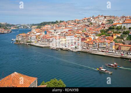 Vue sur le centre-ville historique de Porto de Vila Nova, Porto, Portugal, Europe Banque D'Images