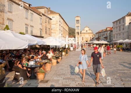 Place principale de la ville de Hvar, île de Hvar, Dalmatie Centrale, Côte Adriatique, Croatie, Europe Banque D'Images