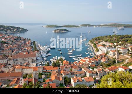 Vue de la ville de Hvar de la forteresse, l'île de Hvar, Dalmatie Centrale, Côte Adriatique, Croatie, Europe Banque D'Images