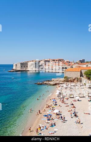 Plage à proximité de la ville historique de Dubrovnik, Dalmatie du sud, Côte Adriatique, Croatie, Europe Banque D'Images