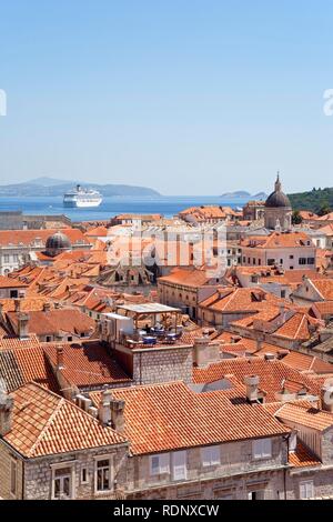 Vue depuis les remparts de la ville à travers la ville historique de Dubrovnik du mur de la ville, le sud de la Dalmatie, Côte Adriatique, Croatie Banque D'Images