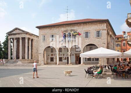 Temple d'Auguste et de Venetian Hôtel de ville, place principale de la ville de Pula, Istrie, Adriatique, Croatie, Europe Banque D'Images